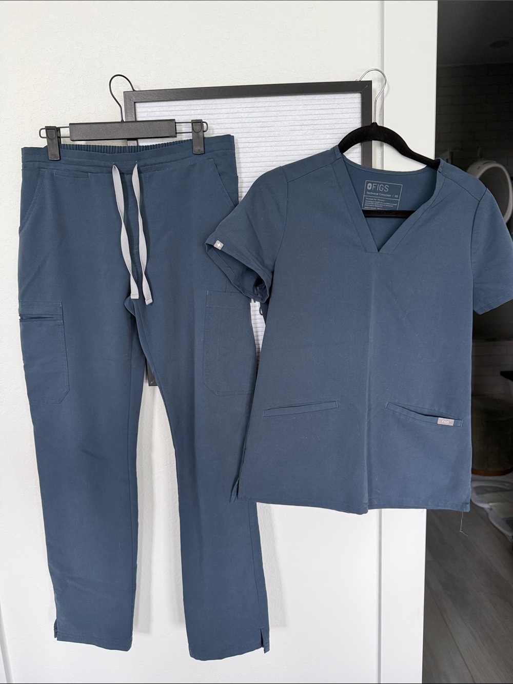 Figs Women's Slate Blue V-Neck Scrub Top & Drawstring Jogger Pants set S & XS